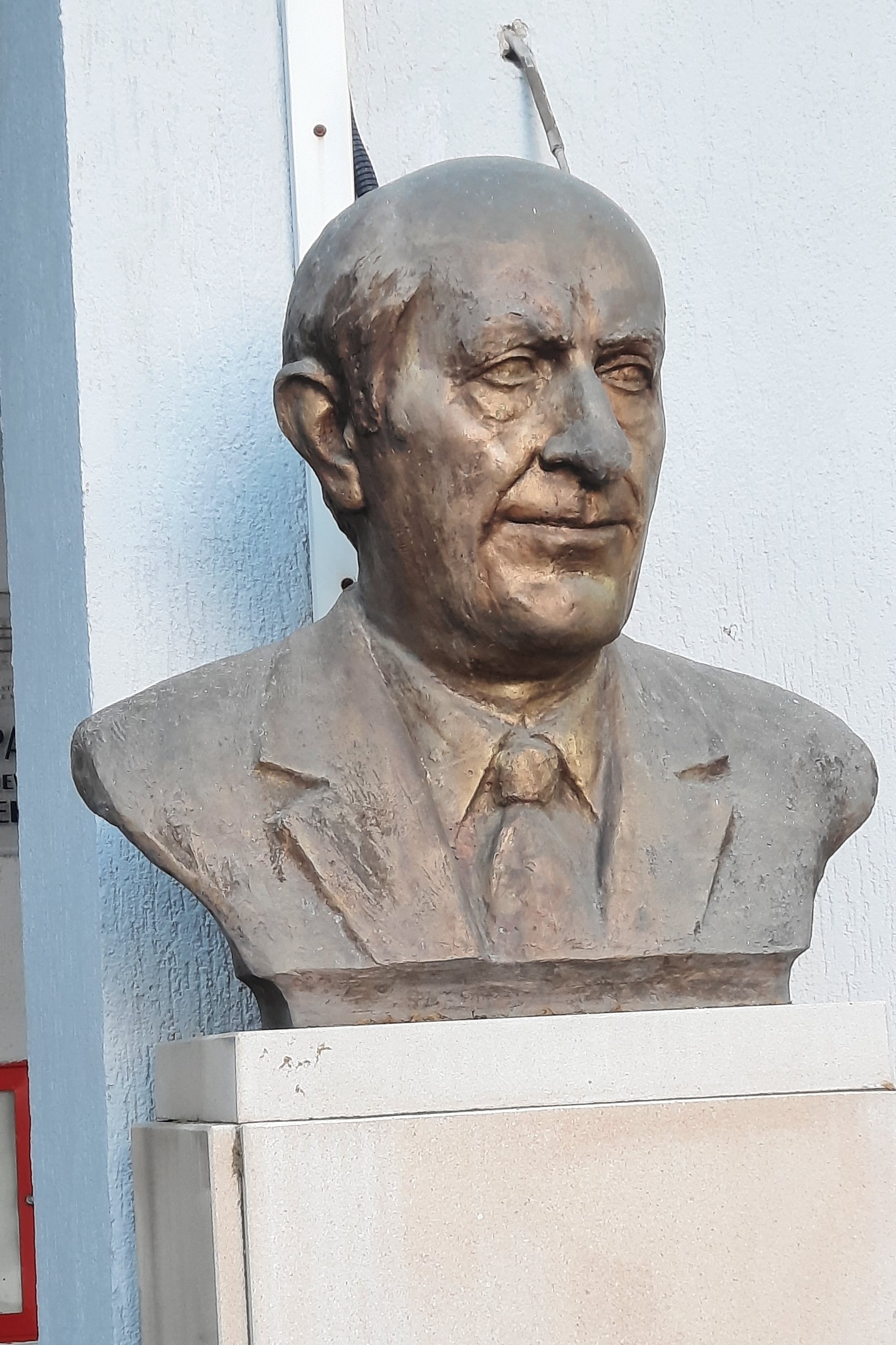 Hektor Çoçoli's bust, Tirana - 04.jpg